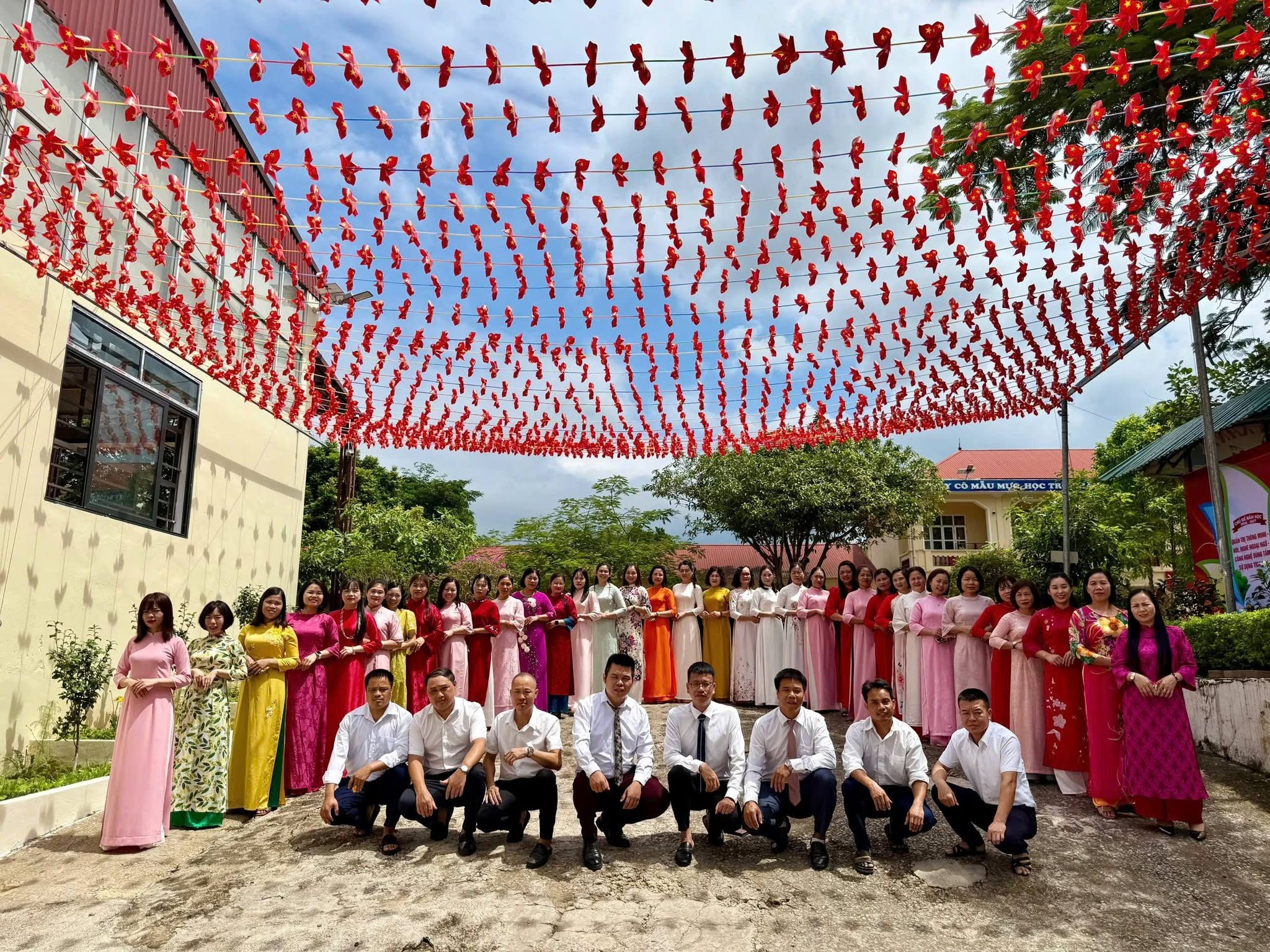 Tập thể CBGVNV nhà trường